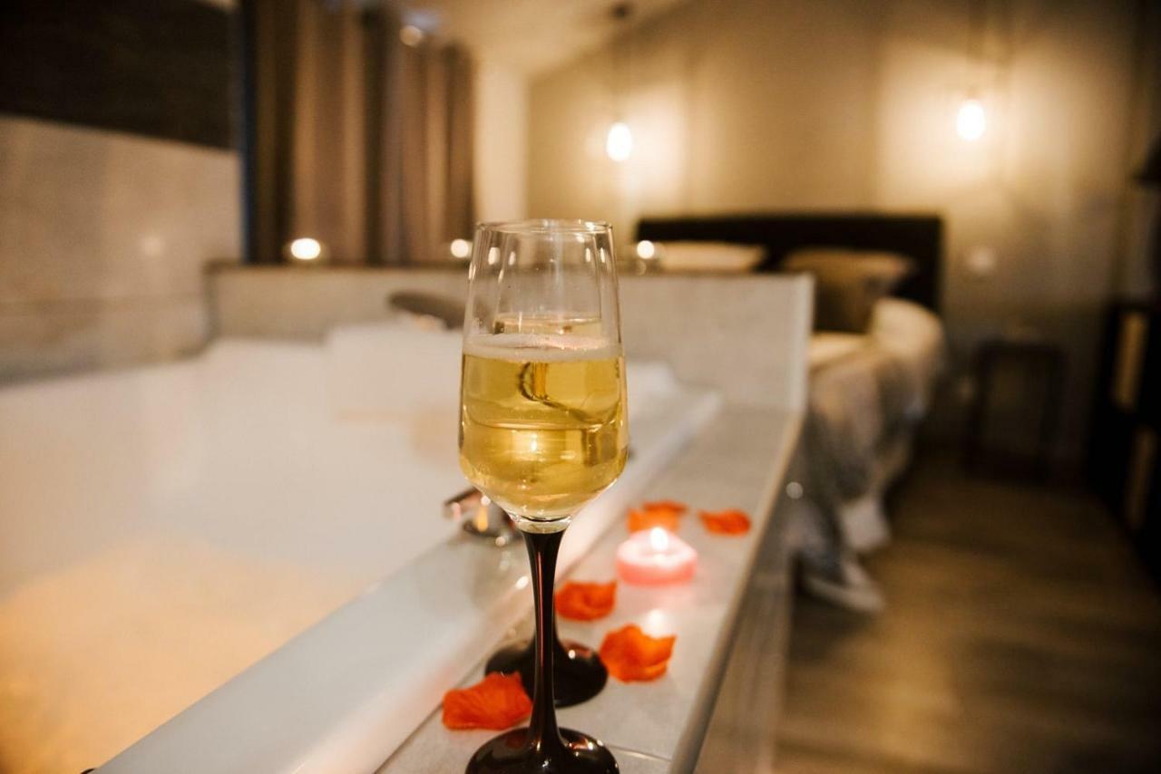 Appart hôtel La Romantique Avec Jacuzzi Au Cœur De *